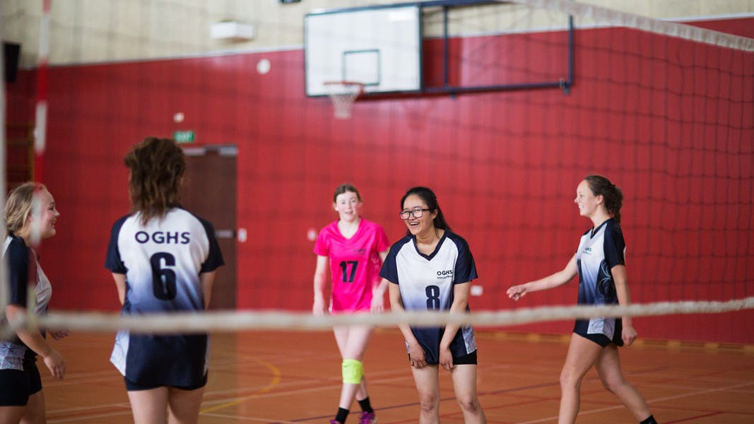 New Zealand school students playing volleyball